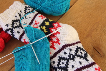 Bunte Strümpfe auf Holzbrett