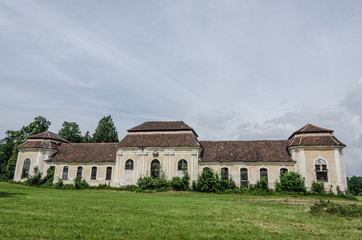 frontansicht altes schlossgebaeude