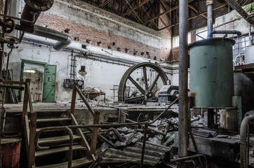fabrikshalle mit grossen rad
