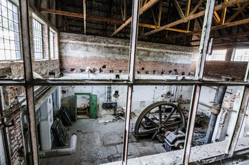 blick in fabrikshalle mit antriebsrad