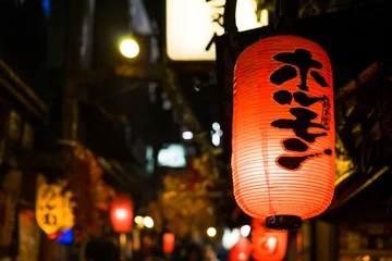Cercles muraux Japon Lanterne dans la rue des restaurants à Tokyo