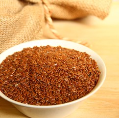 leinsamen in einer schale