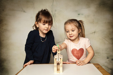 Kinder bauen mit Bausteinen