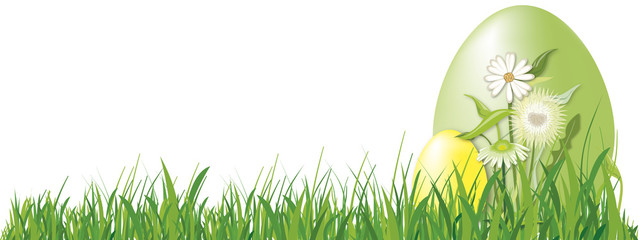 Grün-gelbes Osterei auf Gras mit Blumendeko
