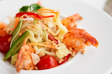 Prawn appetizer with cabbage, bell peppers and tomatoes