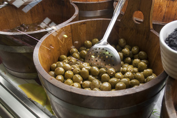 olives épicées au marché