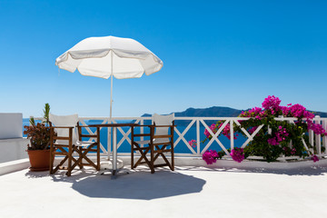Santorini, Grecja, Oia - Luksusowy Resort z tarasem i pięknym widokiem na morze - obrazy, fototapety, plakaty