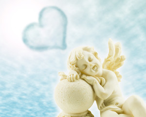 Kleiner Engel im Himmel mit Herzwolke