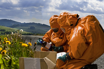 Feuerwehrleute mit Chemikalienschutzanz&uuml;gen bei der Erkundung