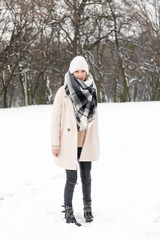 Obraz premium A young woman in a park full of snow