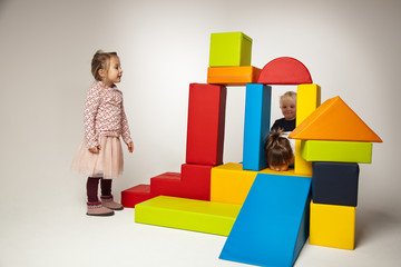 Kinder spielen mit Bausteinen