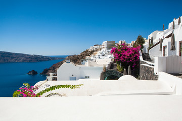 Fototapeta premium Santorini, Grecja, Oia - Luksusowy Resort z basenami i widokiem na morze
