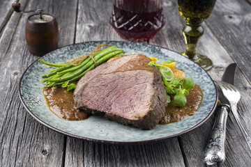 Hirschbraten mit Gemüse in Burgunder Sauce