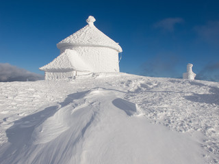 Kaplica św. Wawrzyńca na szczycie Śnieżki zimą. © Agnieszka Rodowicz