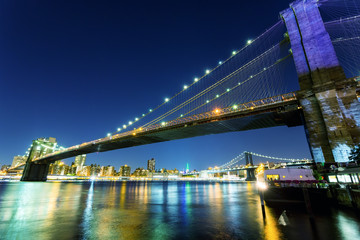 Fototapeta premium Brooklyn bridge, manhattan night view from hudson