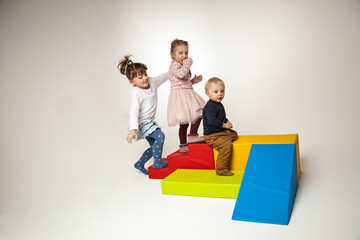drei Kinder spielen mit Bausteinen