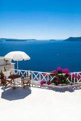 Santorini, Grecja, Oia - Luksusowy Resort z tarasem i widokiem na morze - obrazy, fototapety, plakaty