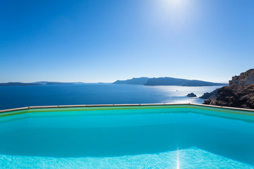 Santorini, Grecja, Oia - Luksusowy Resort z basenem i pięknym widokiem na morze - obrazy, fototapety, plakaty