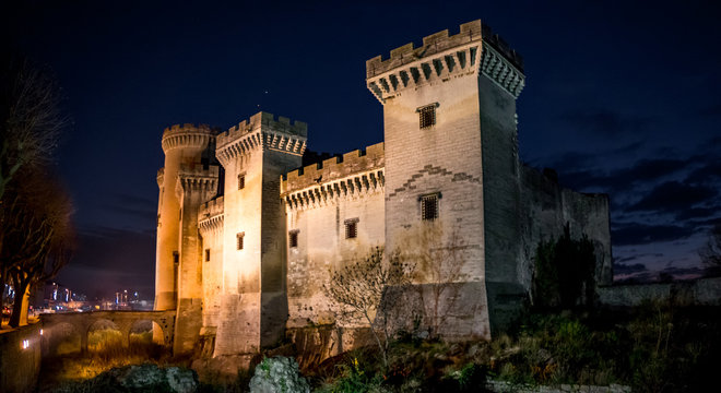 Le ch&acirc;teau M&eacute;di&eacute;val de Tarascon, centre d'arts Ren&eacute; d'Anjou, de nuit