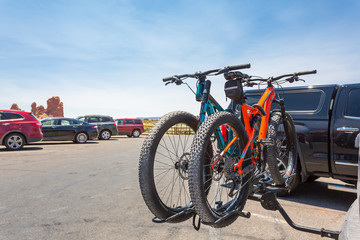 Obraz premium Bikes loaded on the back of a car.