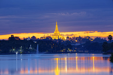 Fototapeta na wymiar Shwedagon Pagoda at sunset
