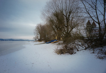 D, Bodensee, Insel Reichenau im Winter, UNESCO Weltkulturerbe, Bodenseeufer mit kahlen Bäumen und...