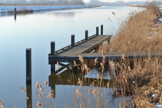 aanlegsteiger voor kleine bootjes in de winterse rivier de Oude IJssel