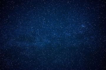 Blauwe donkere nachtelijke hemel met veel sterren