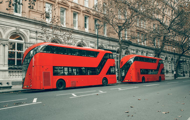 Bus rouge de Londres en gare / Bus des transports publics