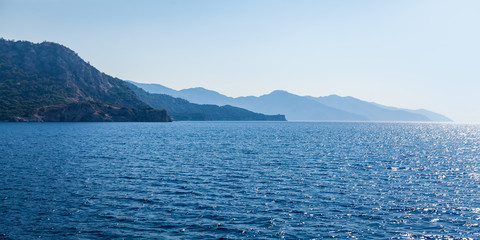 Rejs po Morzu Egejskim - Widok na wyspy wulkaniczne na horyzoncie - obrazy, fototapety, plakaty