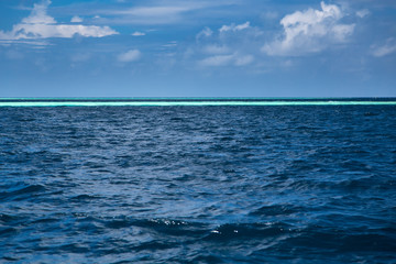 Obraz premium Blue ocean background, water line horizon. Nature landscape