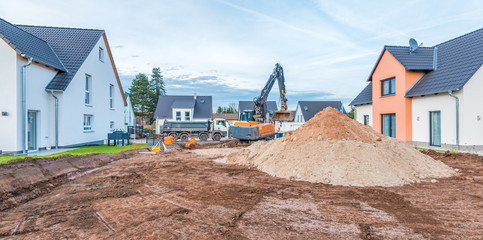 Erdaushub, Baustelle in Neubaugebiet - 134139249