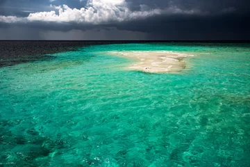 Leere kleine Sandinsel im Ozean, Naturlandschaft © Ivan Kurmyshov