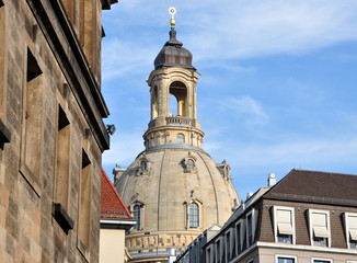 Turmhaube der Frauenkirche zwischen Häusern am Neumarkt