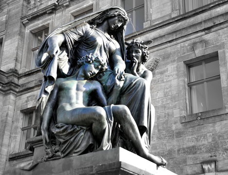 Skulptur "Die Nacht" auf der Treppe zur Br&uuml;hlschen Terrasse 