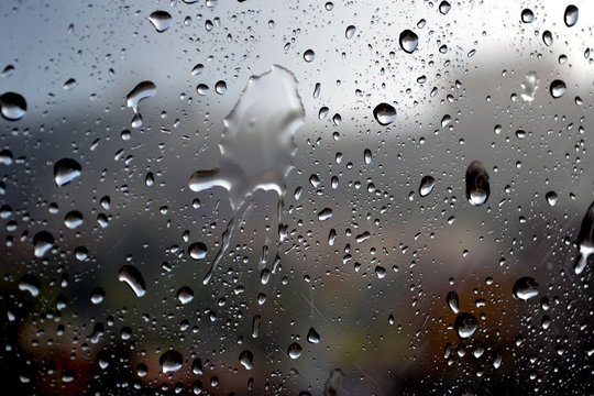 pioggia e vetro