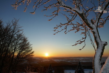 Frostiger Sonnenuntergang