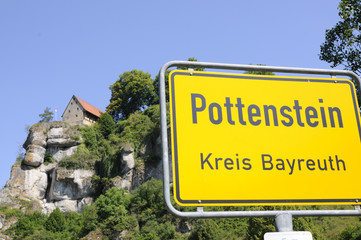 Obraz premium pottenstein, ortsschild und burg
