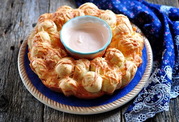 Monkey bread with cheese and garlic.