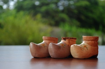 Quatro miniaturas de sapatinhos tipo holandeses, decorados