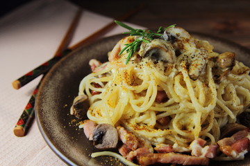 лапша с ветчиной и шампиньонами под сливочным соусом