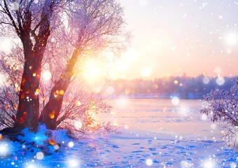 Vlies Fototapete Winter Schöne Winterlandschaftsszene mit schneebedeckten Bäumen und Eisfluss
