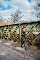 Femme sur l'ancien pont métallique à l'Isle-sur-la-Sorgue