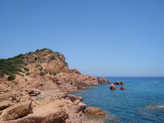 Roter Steinstrand bei Bari Sardo auf Sardinien