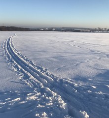 Skilanglaufspur im Schnee