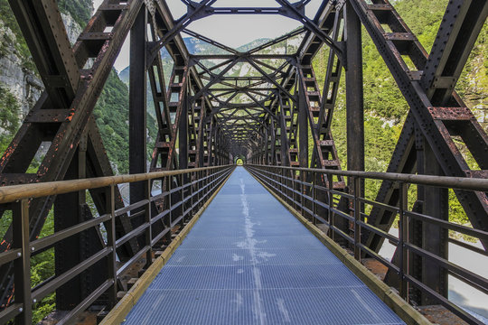 Ehemalige Eisenbahnbr&uuml;cke am Alpe-Adria Radweg im Kanaltal, Italien