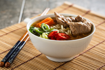 Shoyu-Ramen mit Gemüse und Soja-Fleisch - Shoyu ramen with vegg