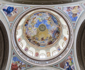 Fototapeta na wymiar painting on the dome of the Basilica