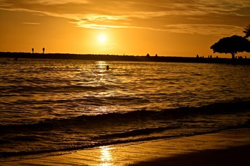 Waikiki Sandbar / Sunset in Waikiki, Hawaii, a popular vacation destination. 