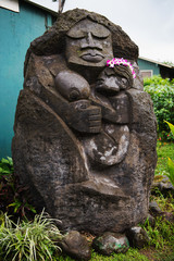 Fototapeta premium Hawaiian mother with child basalt rock